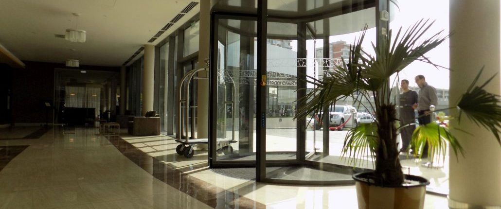 Usi rotative hoteluri, usi rotative automate, usi automate hoteluri , ramada plaza craiova Usi rotative hoteluri, usi rotative automate, usi automate hoteluri , ramada plaza craiova